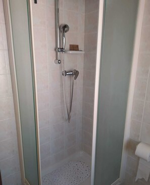 Douche, séchoir à cheveux, bidet, savon