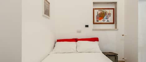1 habitación, tabla de planchar con plancha y cuna de viaje