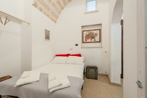 1 bedroom, iron/ironing board, travel cot