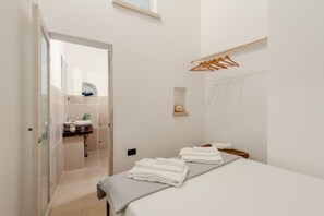 Regadera, bidet, toallas 