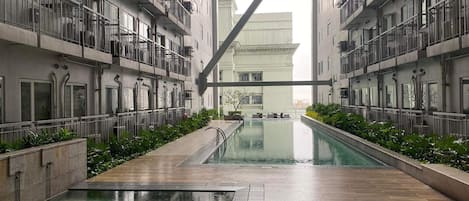 Una piscina al aire libre