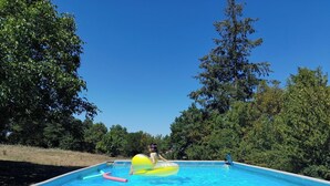 A swimming pool with clear blue water, surrounded by trees and a clear sky. - Vacation rental in the middle of the Viaur Gorges (Pampelonne)