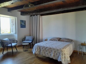 2 chambres, fer et planche à repasser, Wi-Fi, draps fournis