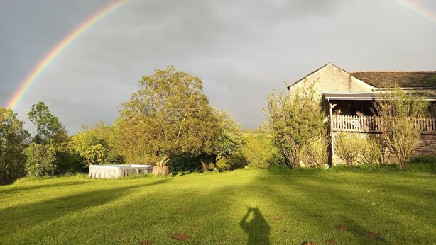 A house with a porch, surrounded by a lawn and trees. - Vacation rental in the middle of the Viaur Gorges (Pampelonne)