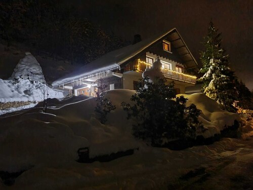 Chalet "Les Pommes de Pin", sleeps 10-12, 8 rooms, with terrace and garden