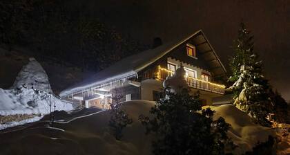 Chalet "Les Pommes de Pin", sleeps 10-12, 8 rooms, with terrace and garden