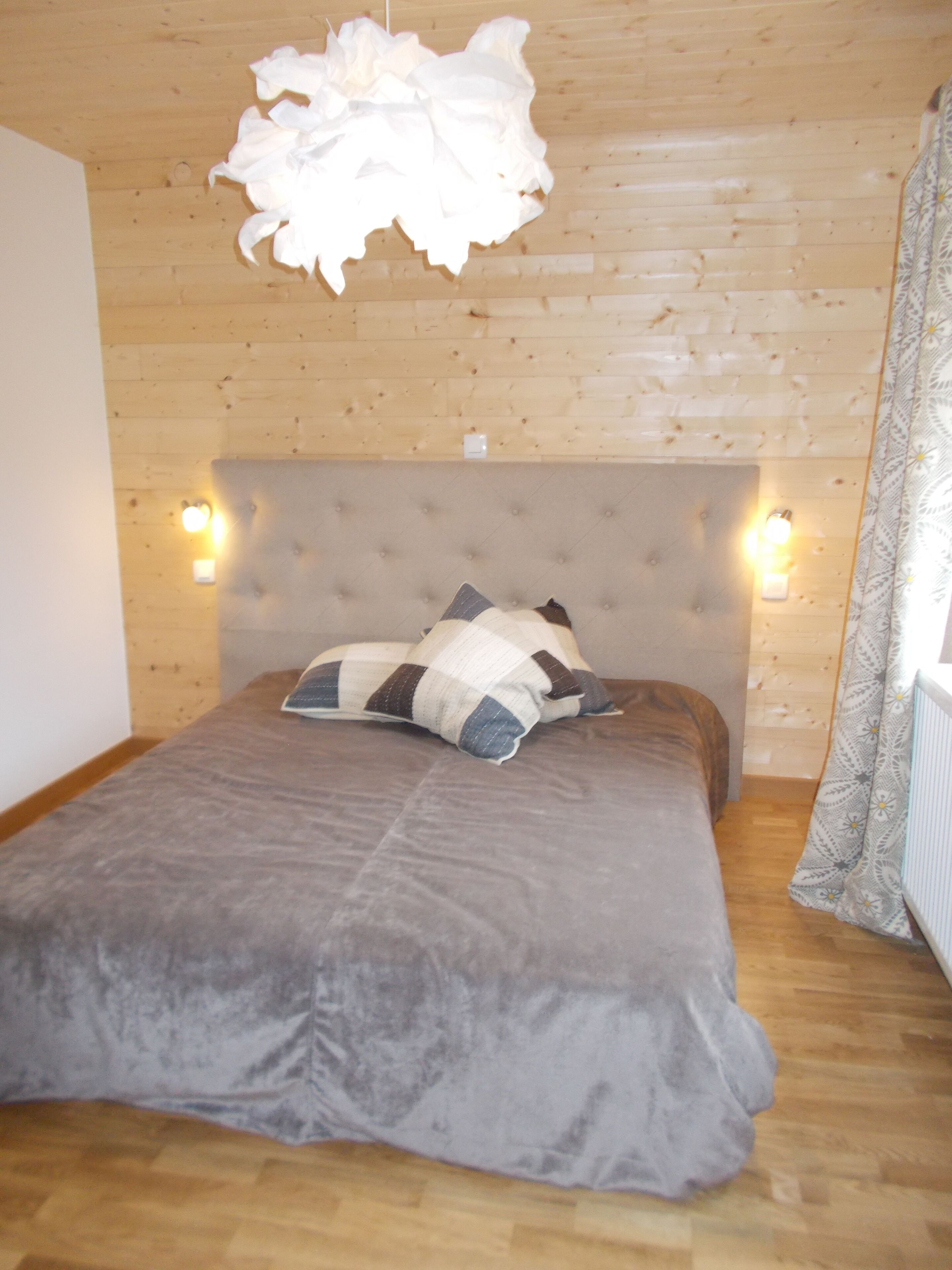 5 bedrooms, iron/ironing board, WiFi, bed sheets