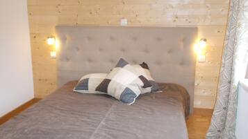 5 bedrooms, iron/ironing board, WiFi, bed sheets