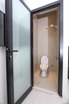 Separate tub and shower - Mayun Serviced Apartments (Riyadh)