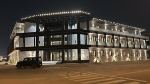Vista frontal de la propiedad