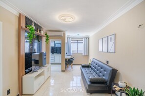 Basic-Apartment | Wohnbereich | 32-Zoll-Smart-TV mit Digitalempfang