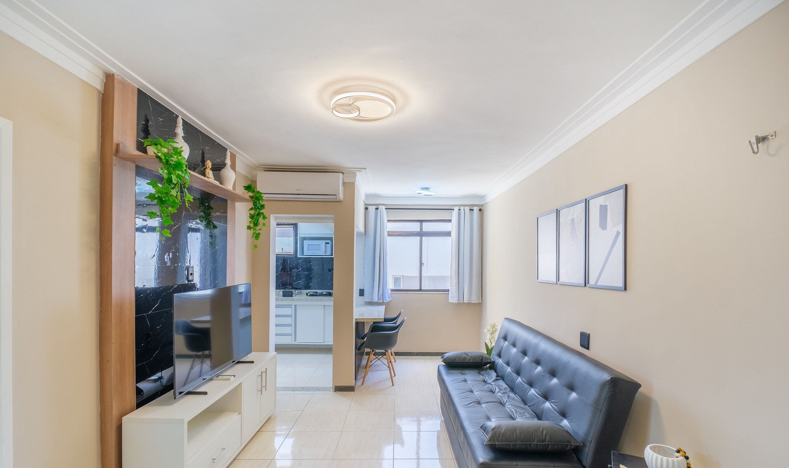 Leilighet – basic | Oppholdsområde | En 32-tommers smart-TV med digitale kanaler