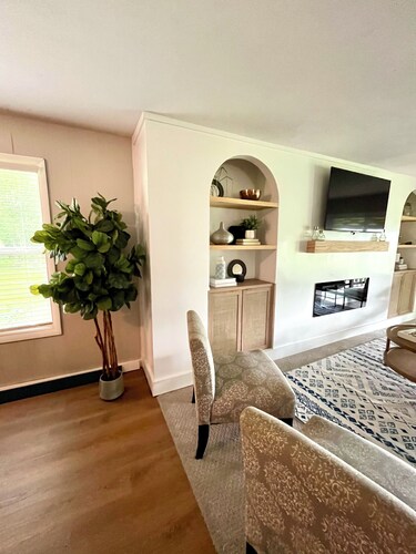 LPC 6 - Lake View Bungalow, sleeps 8, Boat parking, near boat ramp & pickleball.