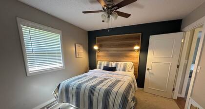 LPC 6 - Lake View Bungalow, sleeps 8, Boat parking, near boat ramp & pickleball.