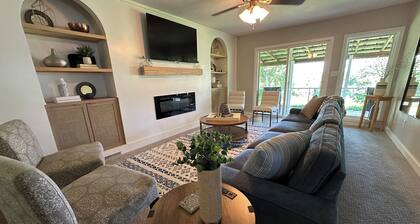 LPC 6 - Lake View Bungalow, sleeps 8, Boat parking, near boat ramp & pickleball.