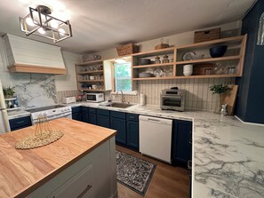 Microwave, oven, stovetop, dishwasher - LPC 6 - Lake View Bungalow, sleeps 8, Boat parking, near boat ramp & pickleball. (Grove)