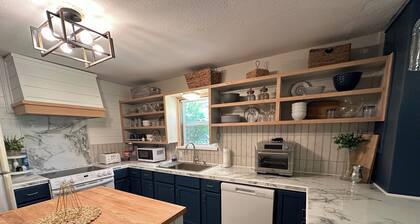 LPC 6 - Lake View Bungalow, sleeps 8, Boat parking, near boat ramp & pickleball.