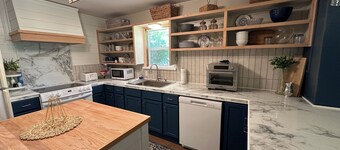 LPC 6 - Lake View Bungalow, sleeps 8, Boat parking, near boat ramp & pickleball.