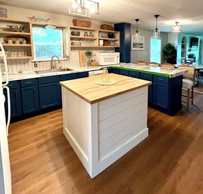 Mikroaaltouuni, uuni, liesi, astianpesukone