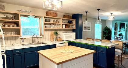 LPC 6 - Lake View Bungalow, sleeps 8, Boat parking, near boat ramp & pickleball.