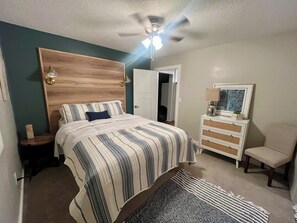 Tabla de planchar con plancha, wifi y ropa de cama