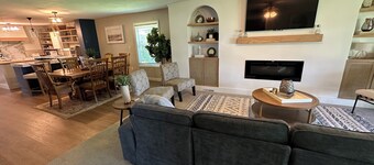 LPC 6 - Lake View Bungalow, sleeps 8, Boat parking, near boat ramp & pickleball.