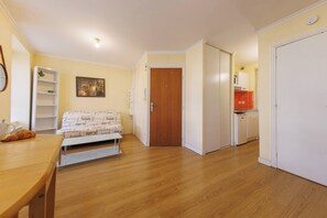 1 chambre, fer et planche à repasser, draps fournis