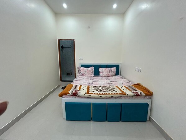 8 bedrooms, desk, WiFi, bed sheets - Kusum Homestay 200-300m distance from Ram Mandir hostet By Avinash Mishra (Ayodhya)