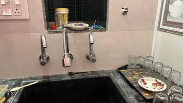 Bidet, toallas, jabón, papel de baño