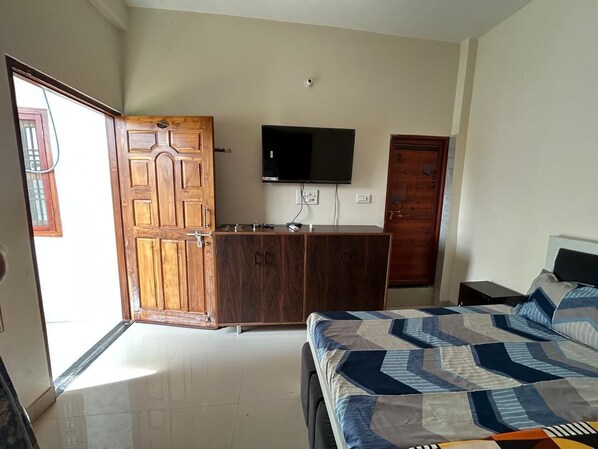 8 bedrooms, desk, WiFi, bed sheets