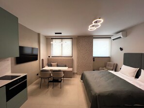 Deluxe Studio Suite, Beachside | Living area | TV