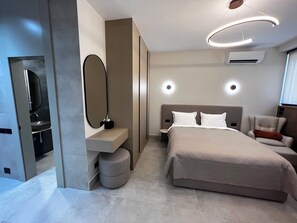 Deluxe Studio Suite, Beachside | In-room safe, blackout drapes, soundproofing, iron/ironing board