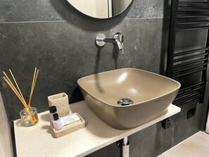 Deluxe Studio Suite, Beachside | Bathroom