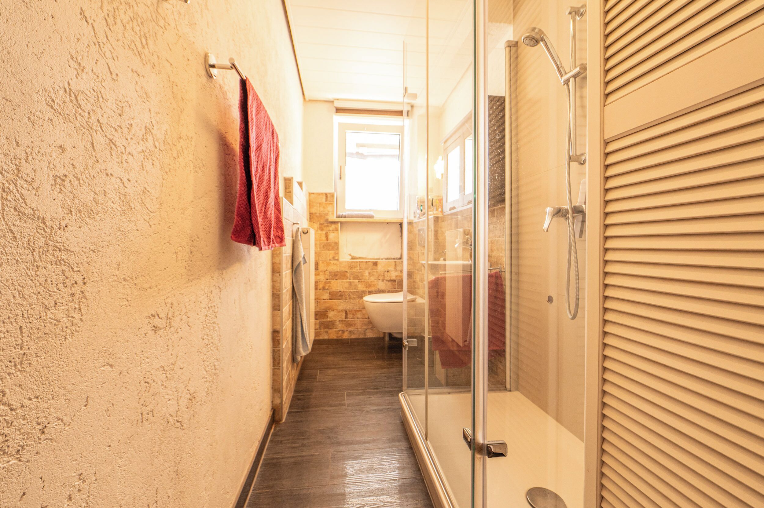 Een haardroger, handdoeken, zeep, toiletpapier