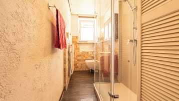 Een haardroger, handdoeken, zeep, toiletpapier
