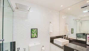 Basic Apartment | Bathroom | Combined shower/tub - Sea View Apartment in Vitoria-ssa - Svm1409 (Salvador)