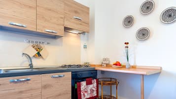 Fridge, oven, stovetop, cookware/dishes/utensils