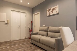 TV - Comfortable recently renovated apartment of 75 sqm, perfect for 6 people, located on the first floor of a building with a lift (NOT suitable for disabled people).The property is located in the Trionfale district, a stone's throw from the Cipro metro stop (Rome)