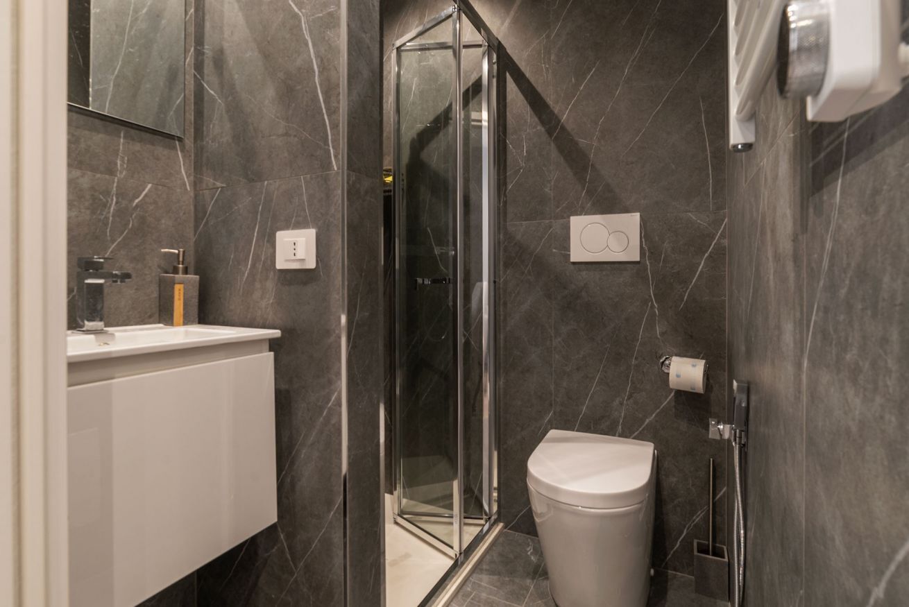 Shower, bidet, towels