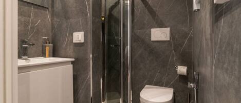 Shower, bidet, towels