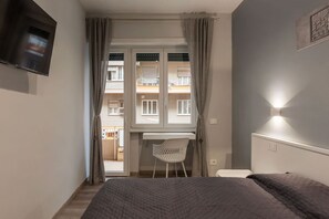 2 bedrooms - Comfortable recently renovated apartment of 75 sqm, perfect for 6 people, located on the first floor of a building with a lift (NOT suitable for disabled people).The property is located in the Trionfale district, a stone's throw from the Cipro metro stop (Rome)