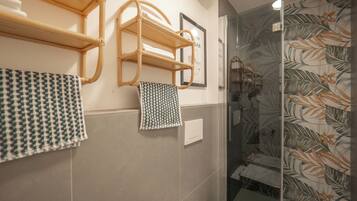 Shower, hair dryer, bidet, towels