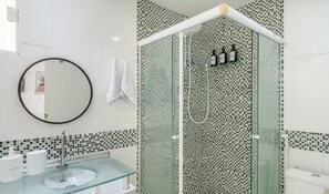 Basic Apartment | Bathroom | Shower