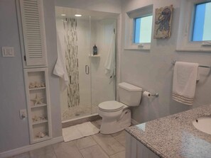 Shower, hair dryer, towels, soap - Relaxing Canal Front Gateway in Punta Gorda- 3 BDR/ 2 BA with Garage (Punta Gorda)