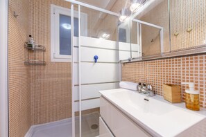Douche, sèche-cheveux, serviettes fournies