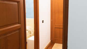 Quarto quádruplo família | Escrivaninha, quartos à prova de som, Wi-Fi de cortesia