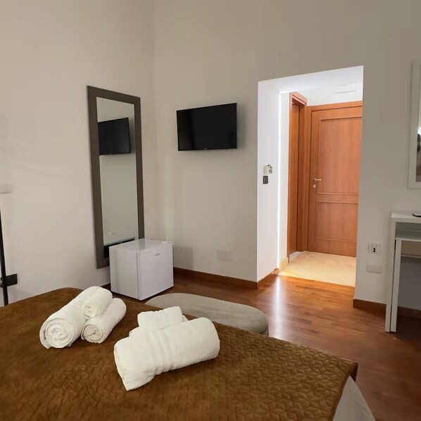 Klassieke driepersoonskamer | Een bureau, geluiddichte muren, gratis wifi