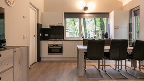 Kjøleskap, kokeplater, oppvaskmaskin og kaffetrakter/tekoker