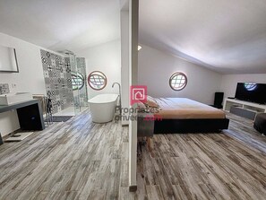 4 bedrooms, desk, iron/ironing board, WiFi