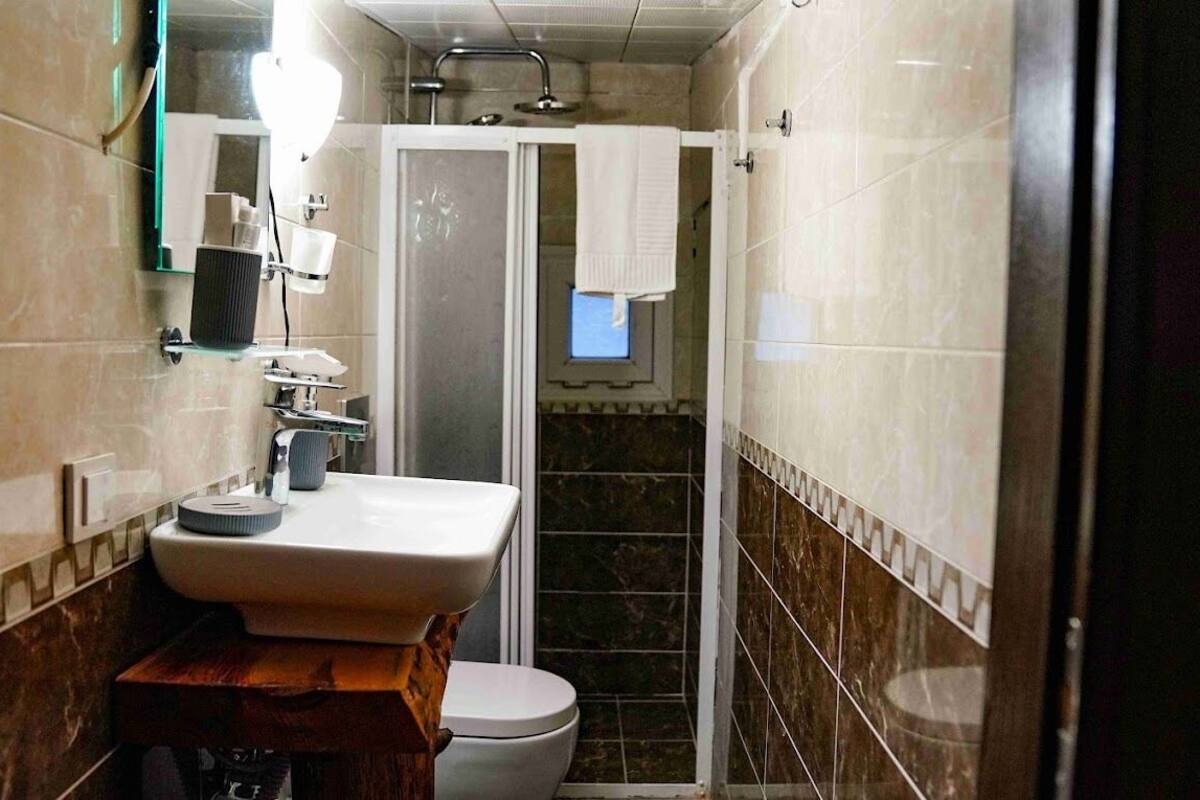 Suite, Balcony, Marina View | Bathroom shower